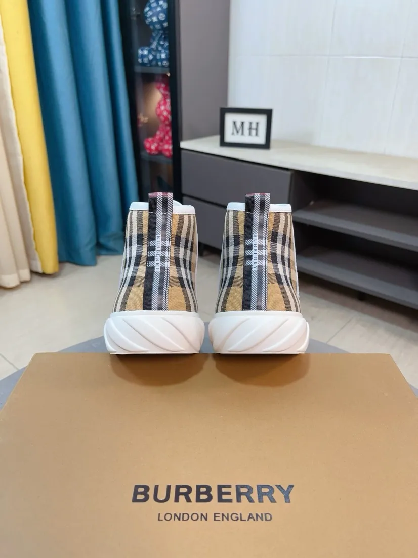 Men's shoes💰440🌹🌹"burberry" Burberry high-top original brand imported from Italy, selected cowhide with electric embroidered logo➕Genuine leather, breathable and comfortable (refuses to discolor and grind feet) Sole: non-slip rubber outsole, original quality, super comfortable Korean style shoes🏃 Men's shoe size: 38-44,